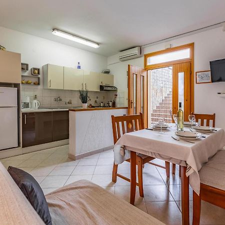 2 Bedroom Stunning Apartment In Rovinj Bagian luar foto