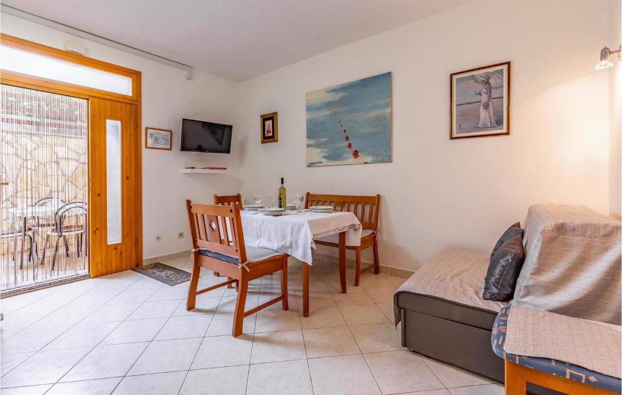 2 Bedroom Stunning Apartment In Rovinj Bagian luar foto