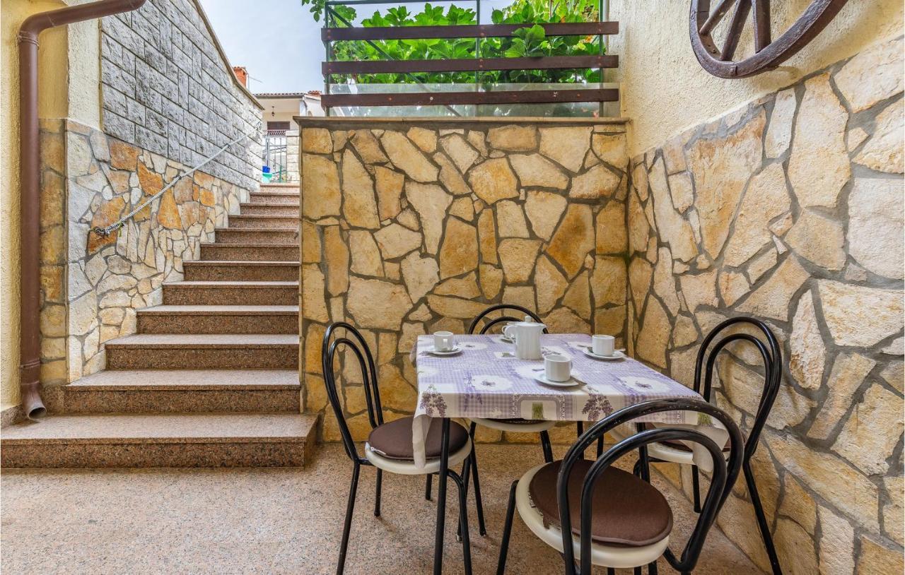 2 Bedroom Stunning Apartment In Rovinj Bagian luar foto