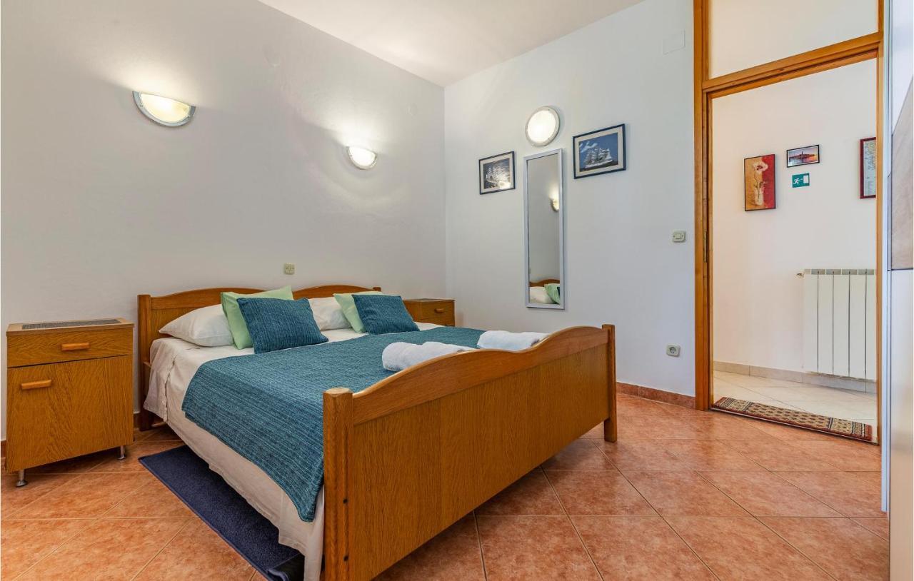 2 Bedroom Stunning Apartment In Rovinj Bagian luar foto