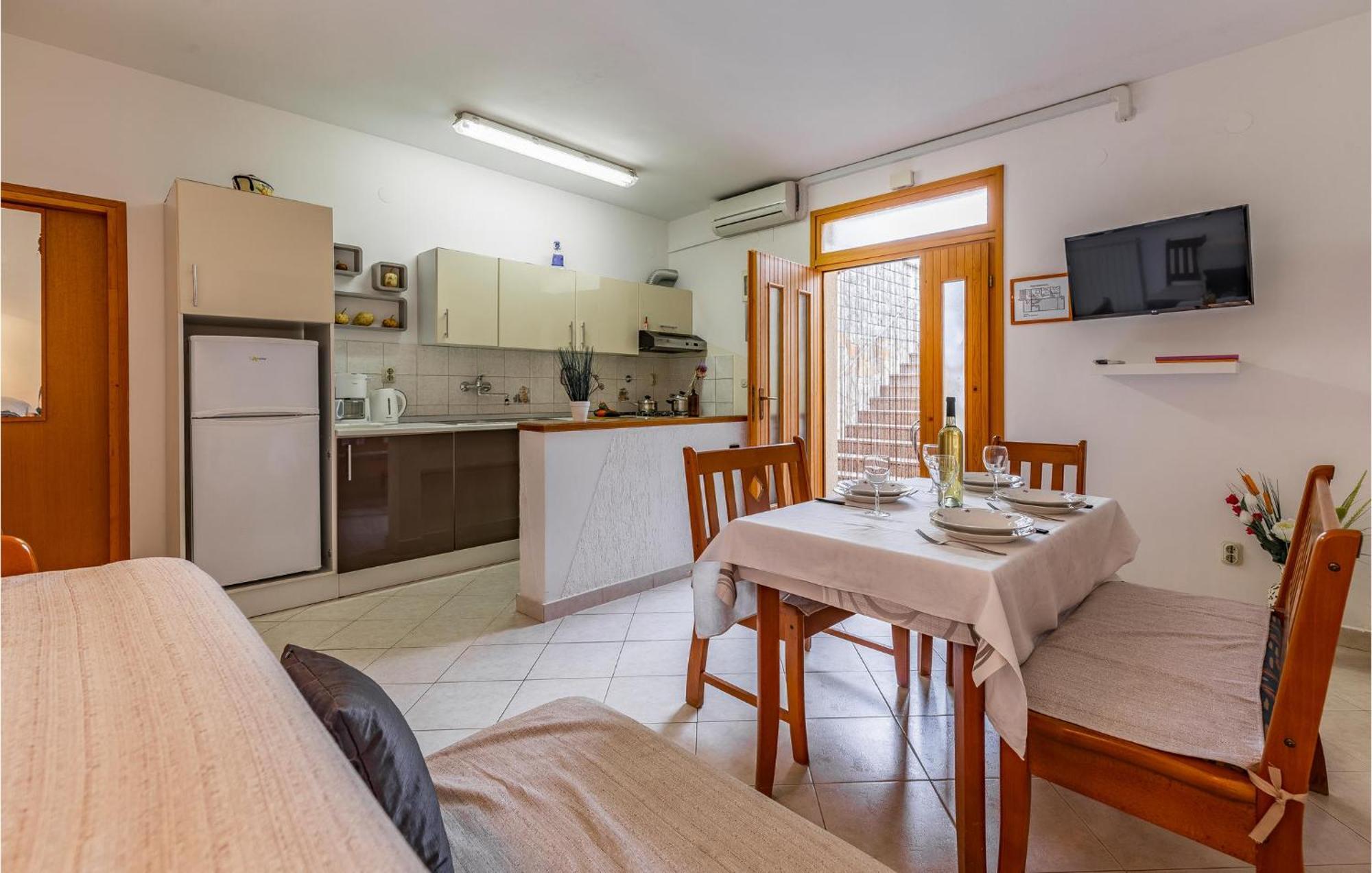 2 Bedroom Stunning Apartment In Rovinj Bagian luar foto